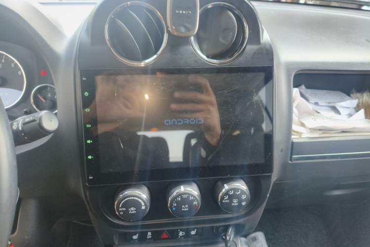 Used Jeep Compass 2011 2.4L four-wheel drive luxury version Audio And AC Panel