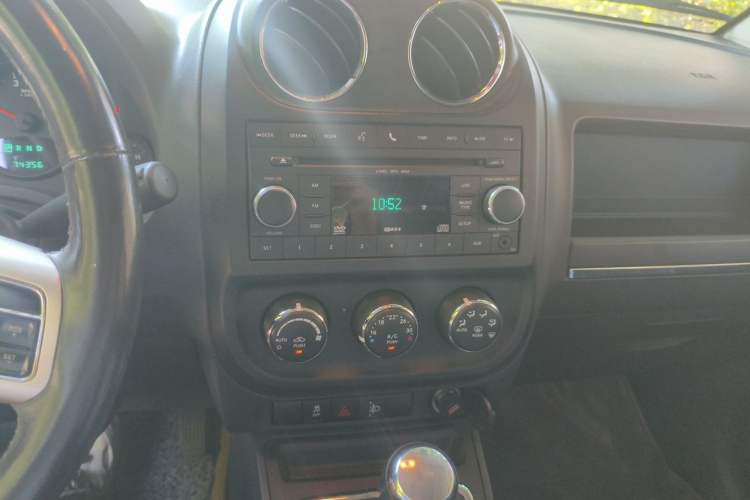 Used Jeep Compass 2011 2.4L four-wheel-drive sport version Audio And AC Panel