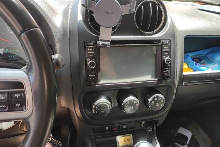 Used Jeep Compass 2011 2.4L four-wheel-drive sport version Audio And AC Panel