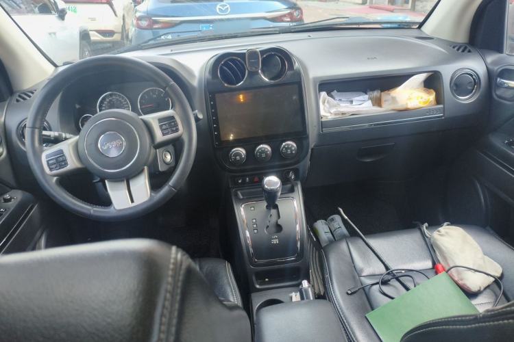 Used Jeep Compass 2011 2.4L four-wheel drive luxury version Center Console