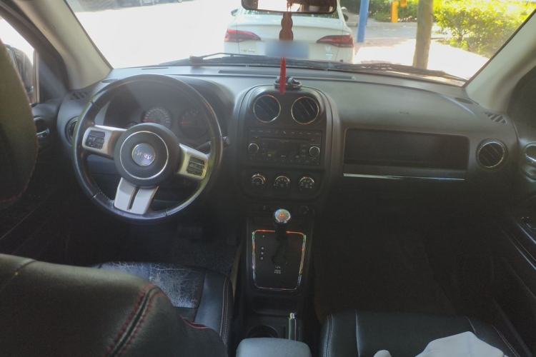 Used Jeep Compass 2011 2.4L four-wheel-drive sport version Center Console