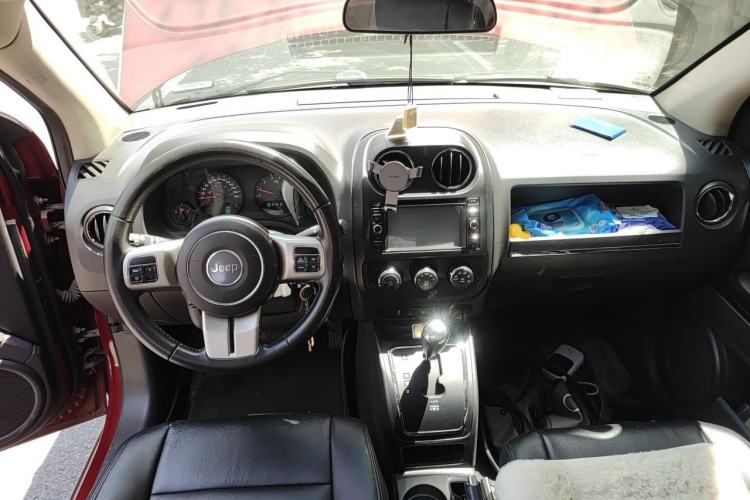 Used Jeep Compass 2011 2.4L four-wheel-drive sport version Center Console