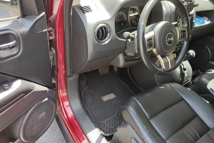 Used Jeep Compass 2011 2.4L four-wheel-drive sport version Driver Seat