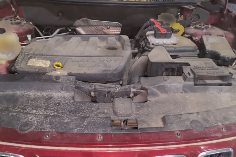 Used Jeep Compass 2011 2.4L four-wheel drive Comfort version Engine Bay