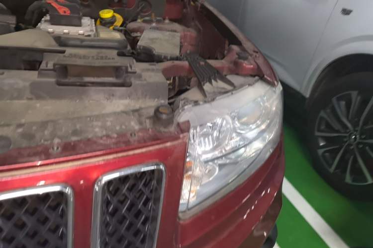 Used Jeep Compass 2011 2.4L four-wheel drive Comfort version Engine Bay Left
