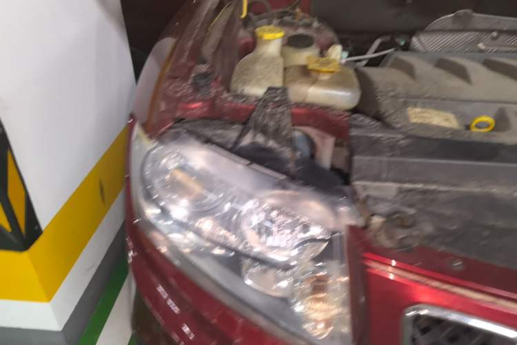 Used Jeep Compass 2011 2.4L four-wheel drive Comfort version Engine Bay Right