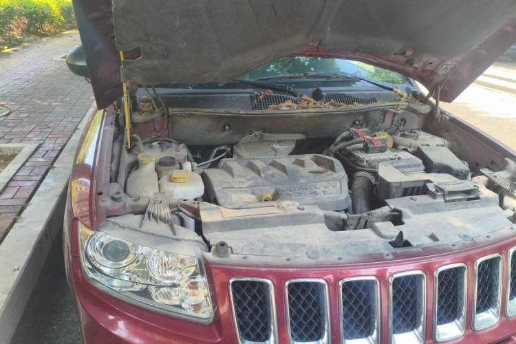 Used Jeep Compass 2011 2.4L four-wheel-drive sport version Engine Bay Right