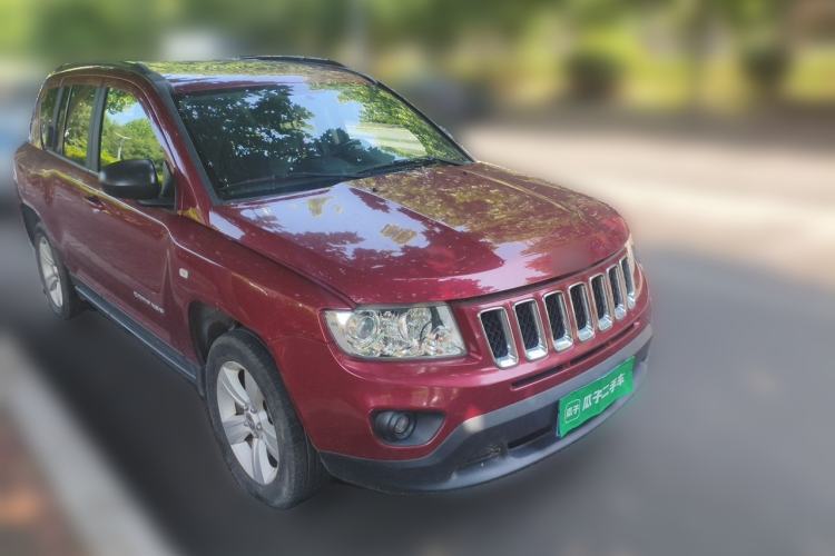 Used Jeep Compass 2011 2.4L four-wheel-drive sport version Front Right 45 Deg
