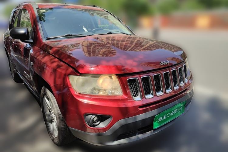 Used Jeep Compass 2011 2.4L four-wheel-drive sport version Front Right 45 Deg