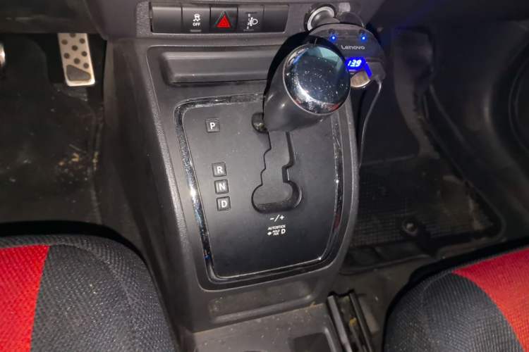 Used Jeep Compass 2011 2.4L four-wheel drive Comfort version Gear Lever