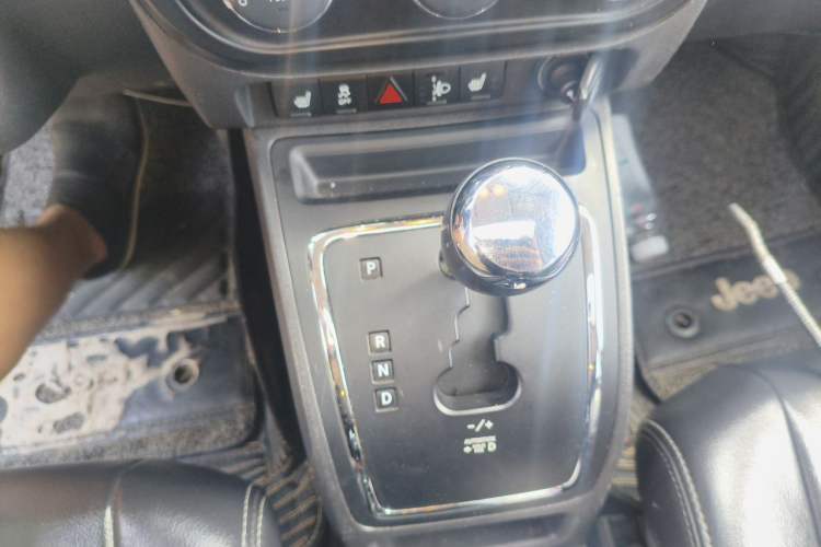 Used Jeep Compass 2011 2.4L four-wheel drive luxury version Gear Lever