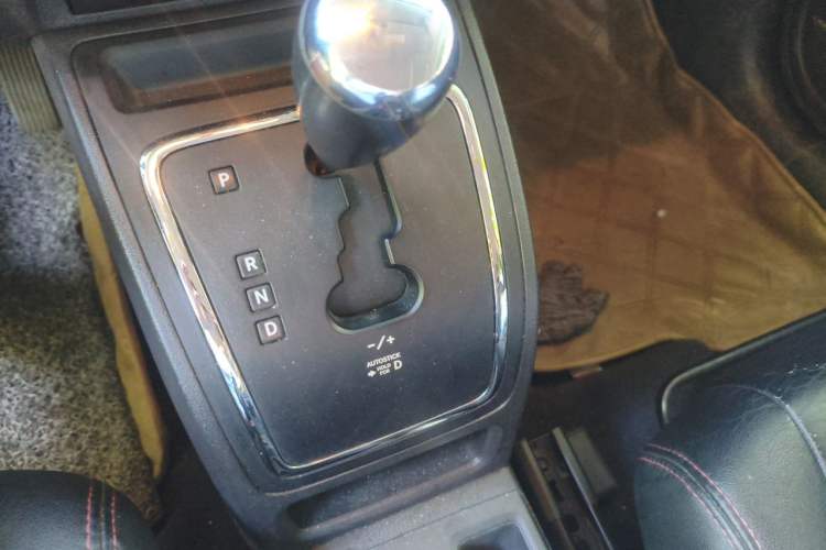 Used Jeep Compass 2011 2.4L four-wheel-drive sport version Gear Lever