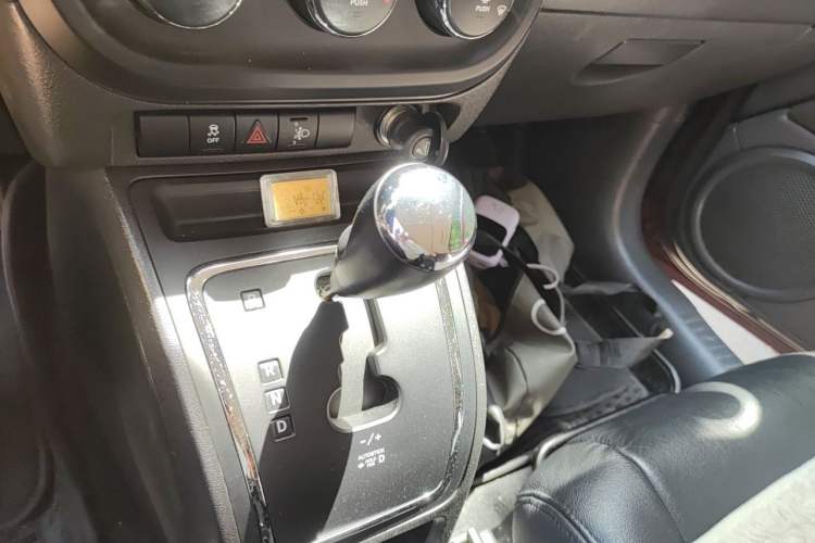 Used Jeep Compass 2011 2.4L four-wheel-drive sport version Gear Lever