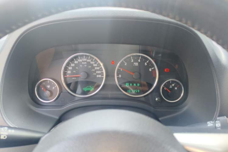 Used Jeep Compass 2011 2.4L four-wheel drive luxury version Instrument Cluster