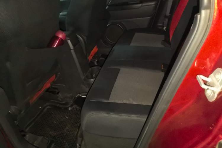 Used Jeep Compass 2011 2.4L four-wheel drive Comfort version Left Rear Seat