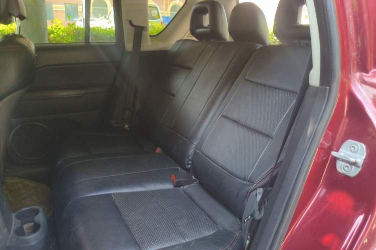 Used Jeep Compass 2011 2.4L four-wheel-drive sport version Left Rear Seat