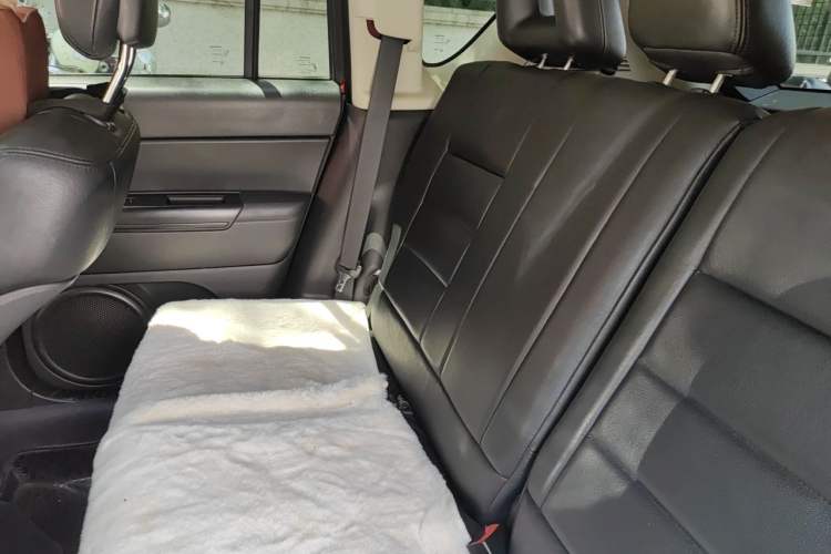 Used Jeep Compass 2011 2.4L four-wheel-drive sport version Left Rear Seat