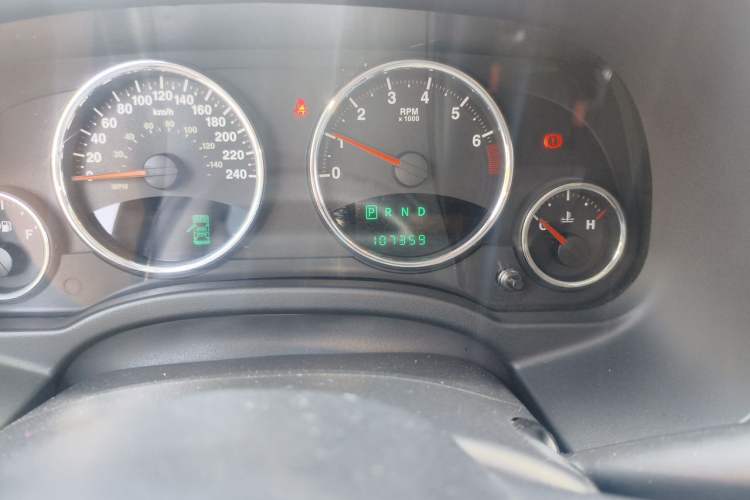 Used Jeep Compass 2011 2.4L four-wheel drive luxury version Odometer Close Up