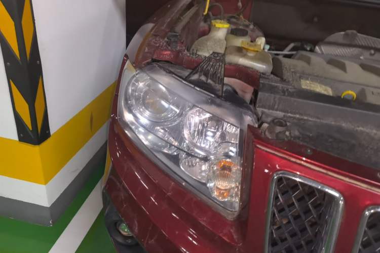 Used Jeep Compass 2011 2.4L four-wheel drive Comfort version Right Front Headlight