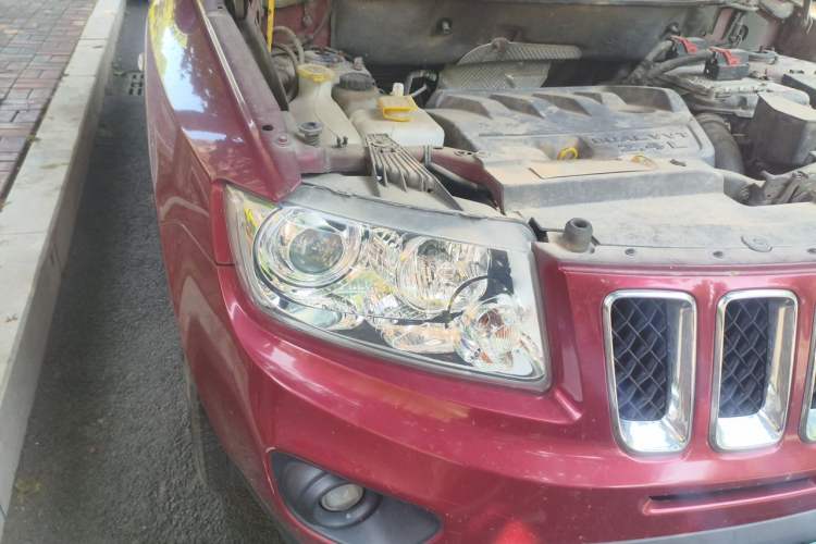 Used Jeep Compass 2011 2.4L four-wheel-drive sport version Right Front Headlight