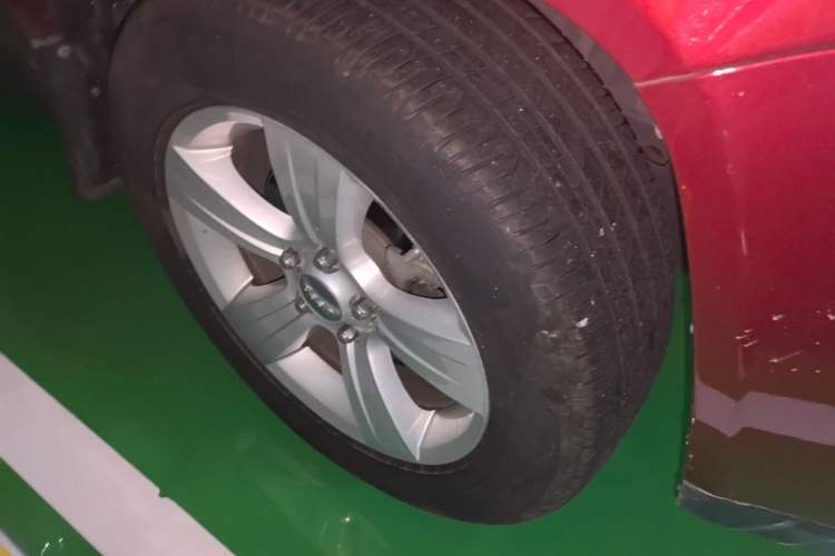 Used Jeep Compass 2011 2.4L four-wheel drive Comfort version Right Front Wheel Hub