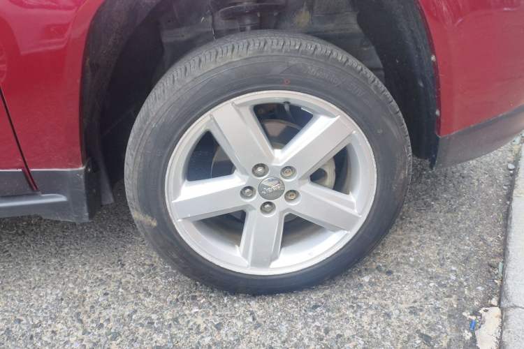 Used Jeep Compass 2011 2.4L four-wheel drive luxury version Right Front Wheel Hub