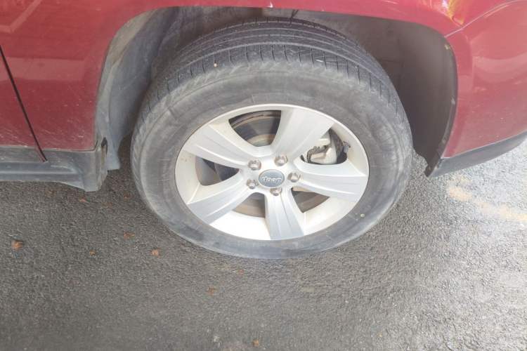 Used Jeep Compass 2011 2.4L four-wheel-drive sport version Right Front Wheel Hub