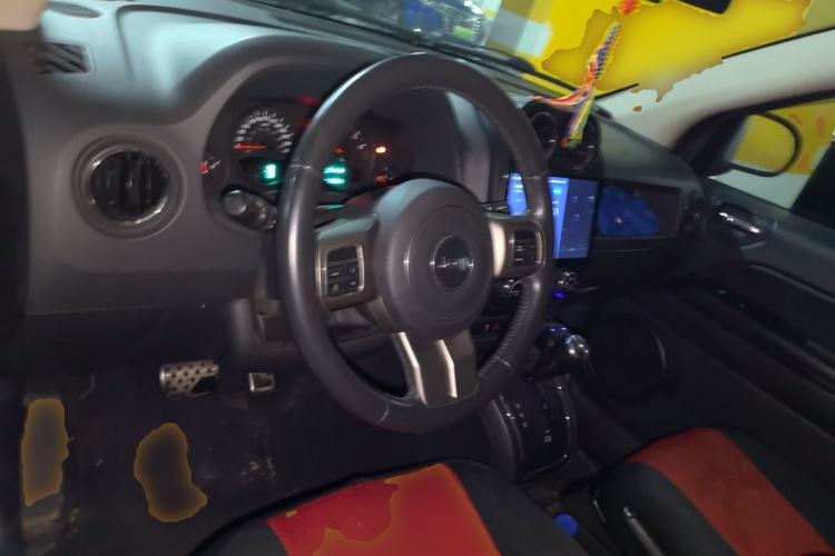 Used Jeep Compass 2011 2.4L four-wheel drive Comfort version Steering Wheel