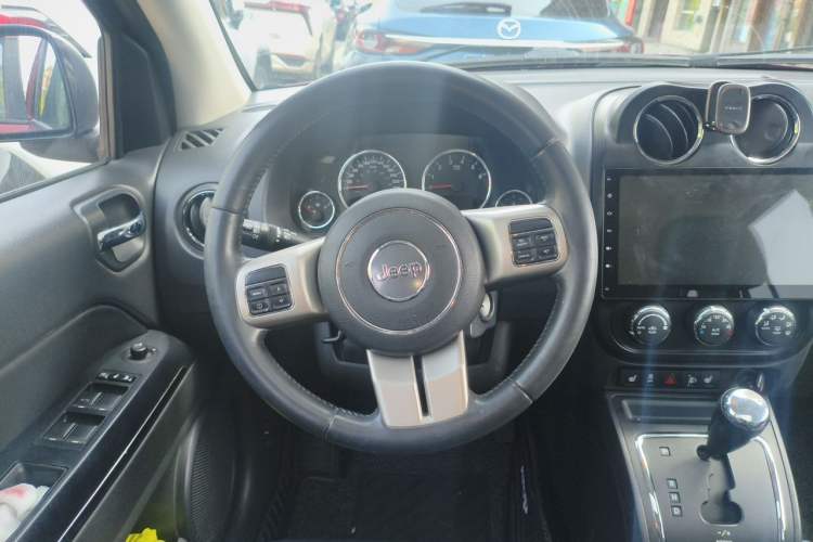 Used Jeep Compass 2011 2.4L four-wheel drive luxury version Steering Wheel