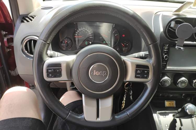 Used Jeep Compass 2011 2.4L four-wheel-drive sport version Steering Wheel
