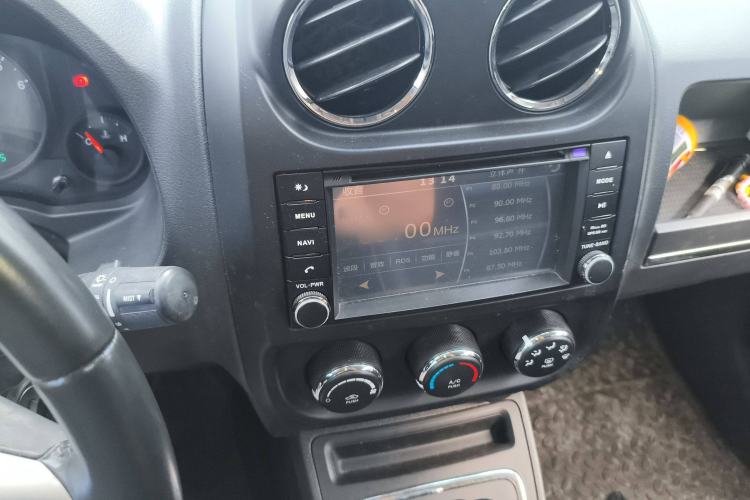 Used Jeep Compass 2011 2.0L two-wheel drive sport version Audio And AC Panel