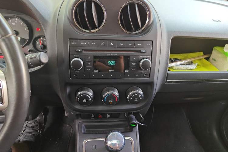 Used Jeep Compass 2011 2.0L two-wheel drive sport version Audio And AC Panel