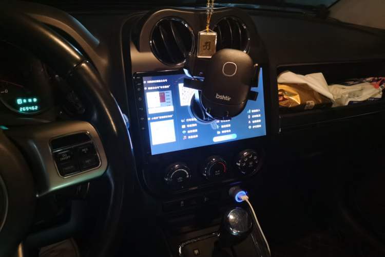 Used Jeep Compass 2011 2.4L four-wheel drive Comfort version Audio And AC Panel