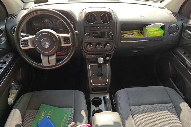 Used Jeep Compass 2011 2.0L two-wheel drive sport version Center Console