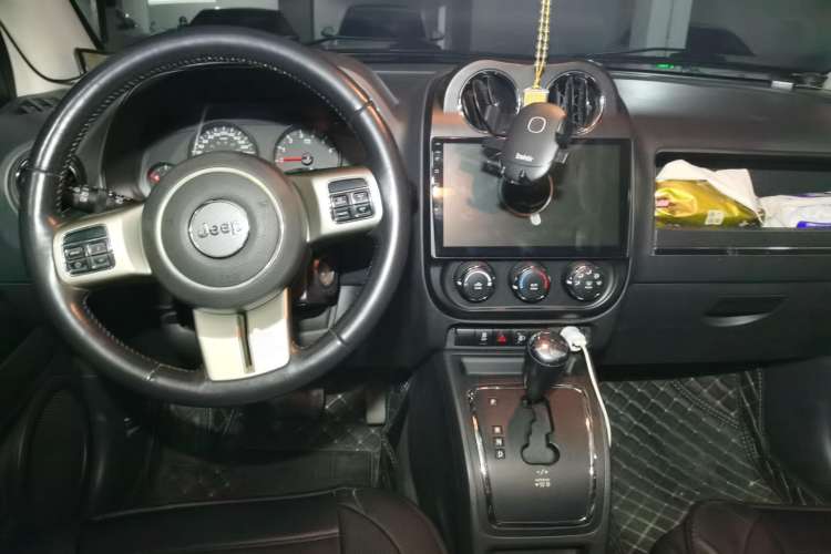 Used Jeep Compass 2011 2.4L four-wheel drive Comfort version Center Console