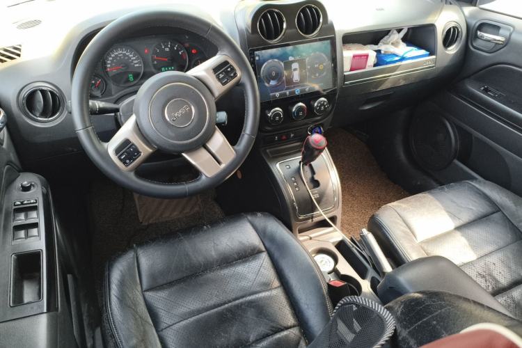 Used Jeep Compass 2011 2.0L two-wheel drive sport version Center Console