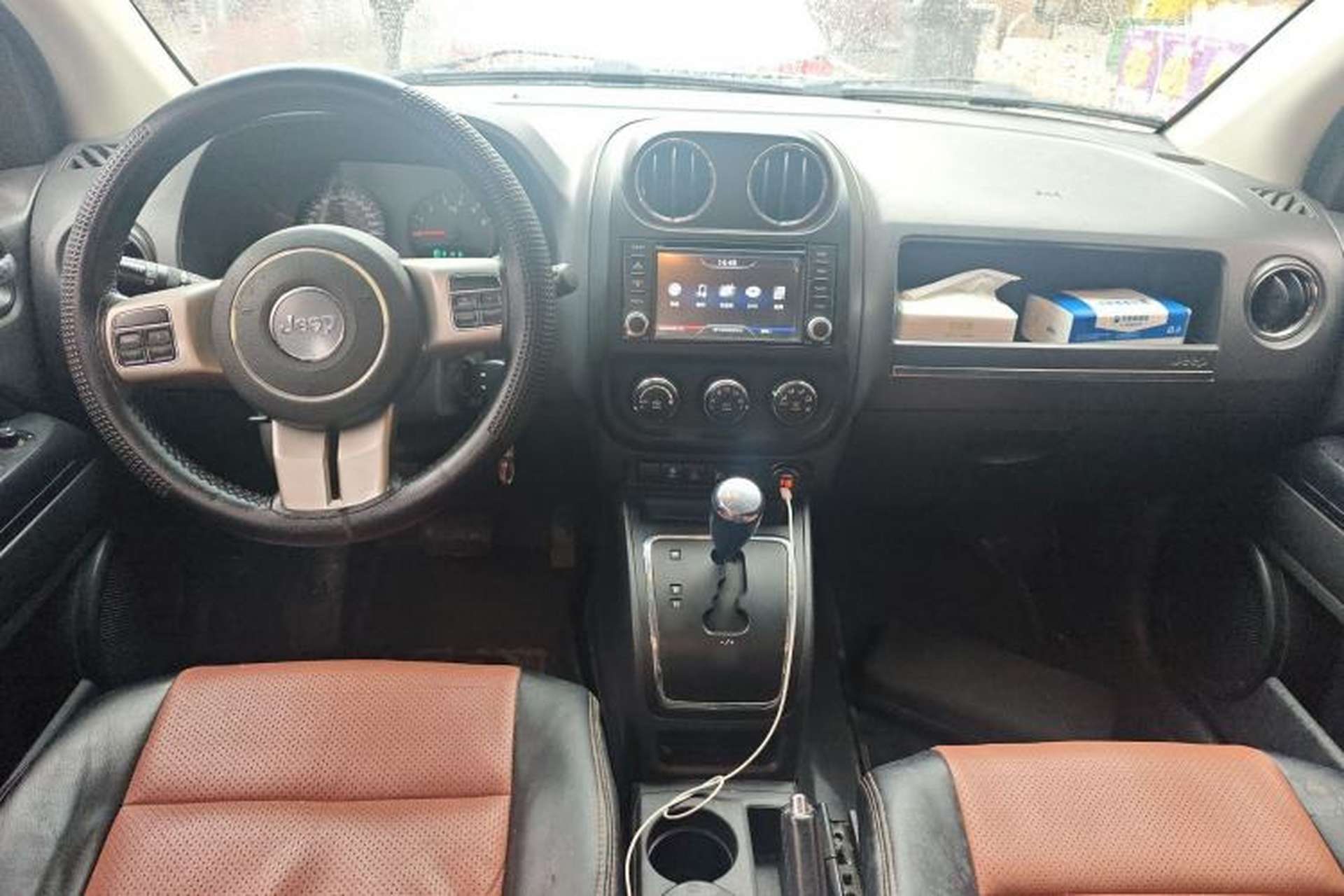 Used Jeep Compass 2011 2.4L four-wheel drive Comfort version Center Console