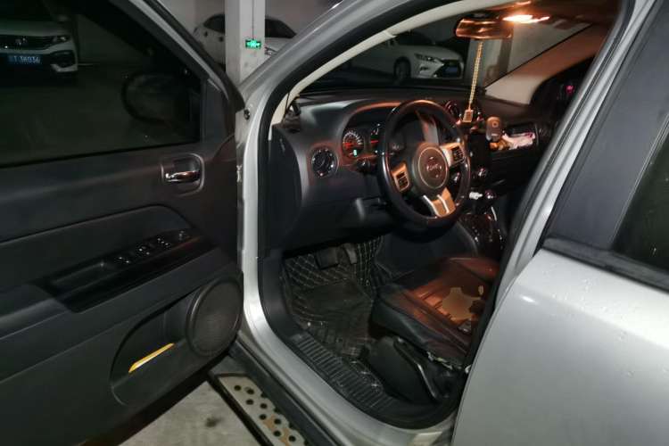 Used Jeep Compass 2011 2.4L four-wheel drive Comfort version Driver Seat