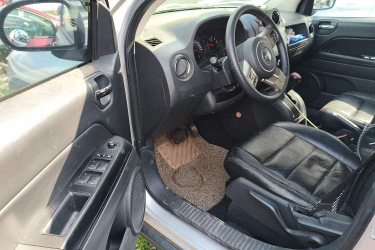 Used Jeep Compass 2011 2.0L two-wheel drive sport version Driver Seat