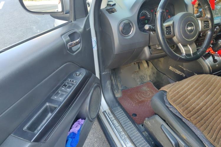 Used Jeep Compass 2011 2.4L four-wheel drive Comfort version Driver Seat