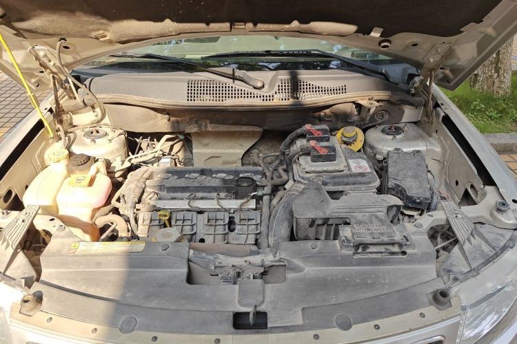 Used Jeep Compass 2011 2.0L two-wheel drive sport version Engine Bay