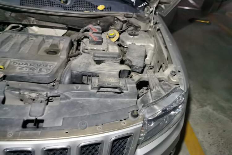 Used Jeep Compass 2011 2.4L four-wheel drive Comfort version Engine Bay Left