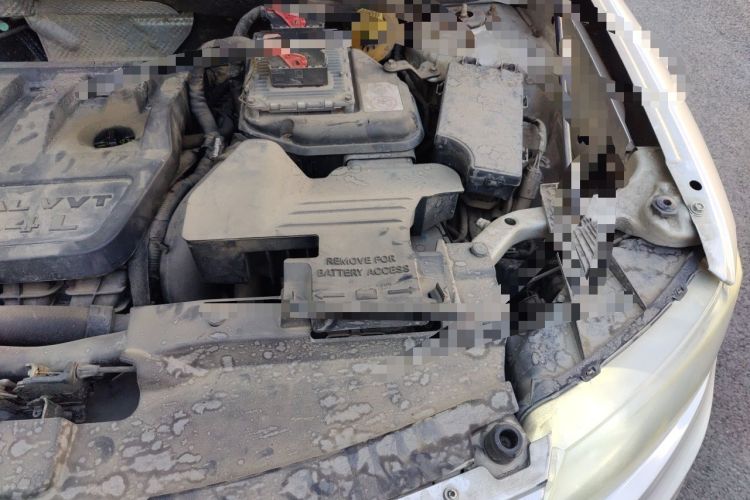 Used Jeep Compass 2011 2.4L four-wheel drive Comfort version Engine Bay Left