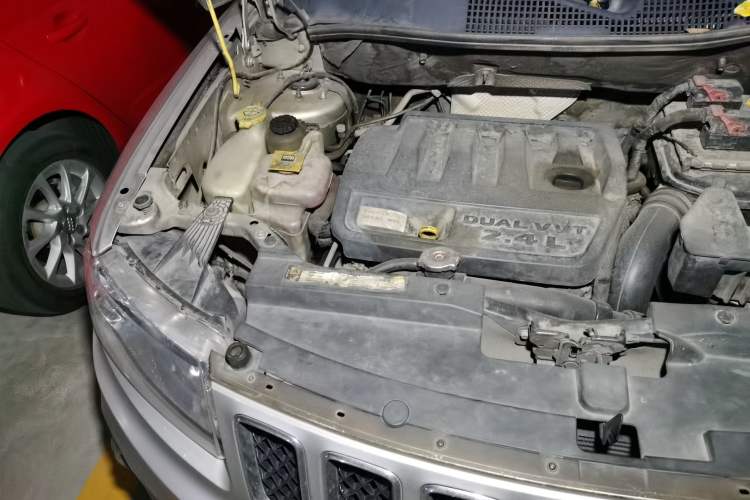 Used Jeep Compass 2011 2.4L four-wheel drive Comfort version Engine Bay Right