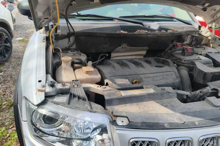 Used Jeep Compass 2011 2.0L two-wheel drive sport version Engine Bay Right