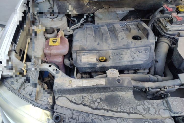 Used Jeep Compass 2011 2.4L four-wheel drive Comfort version Engine Bay Right