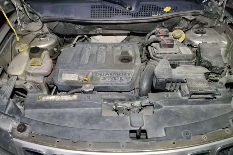 Used Jeep Compass 2011 2.4L four-wheel drive Comfort version Engine Bay