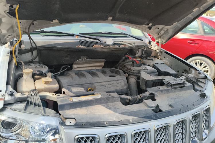 Used Jeep Compass 2011 2.0L two-wheel drive sport version Engine Bay