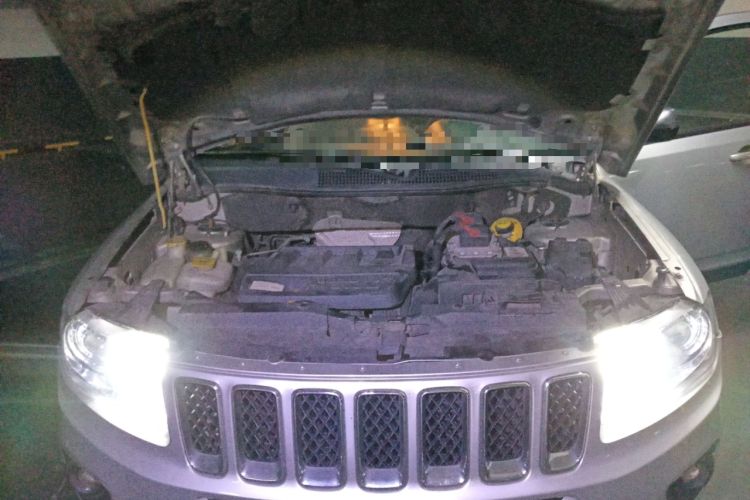 Used Jeep Compass 2011 2.0L two-wheel drive sport version Engine Bay
