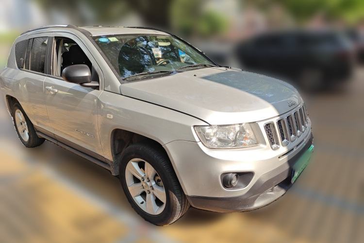Used Jeep Compass 2011 2.0L two-wheel drive sport version Front Right 45 Deg